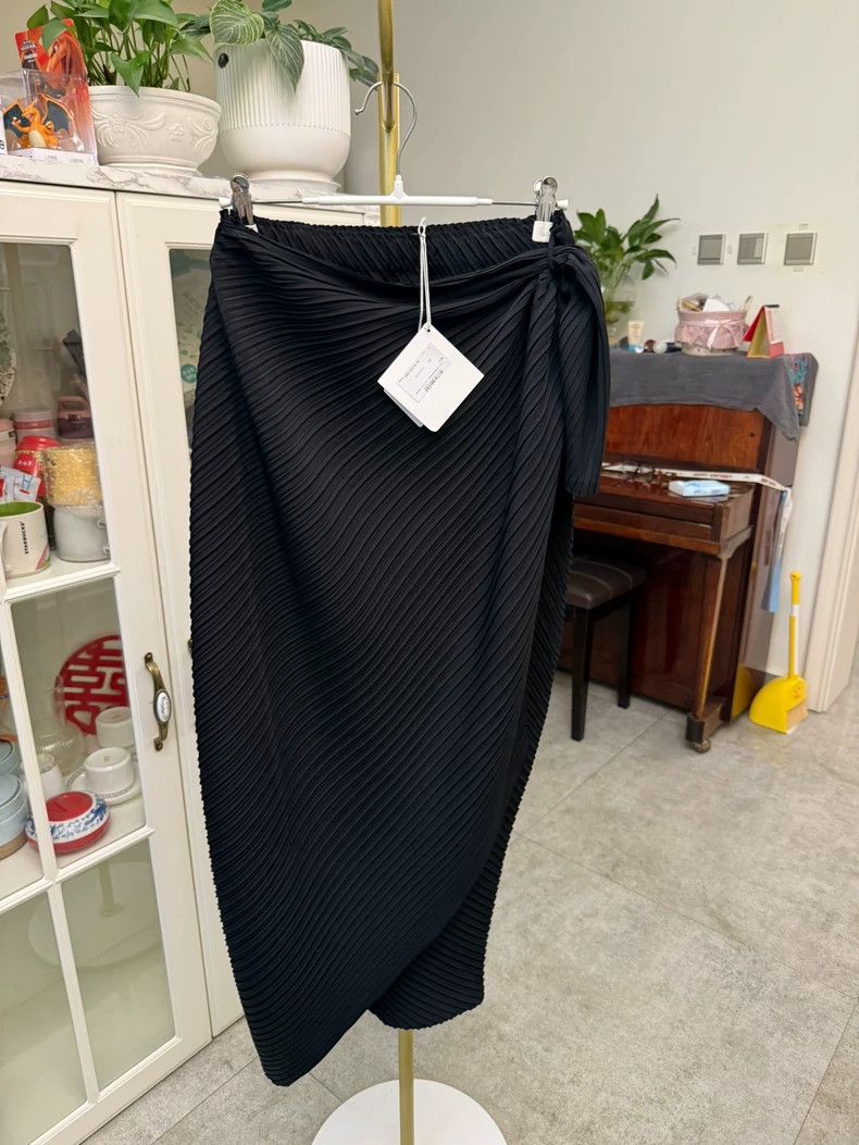 Issey Miyake Issey Miyake Pleated Black Midi Skirt Size 30" / US 8 / IT 44 - 2 Thumbnail
