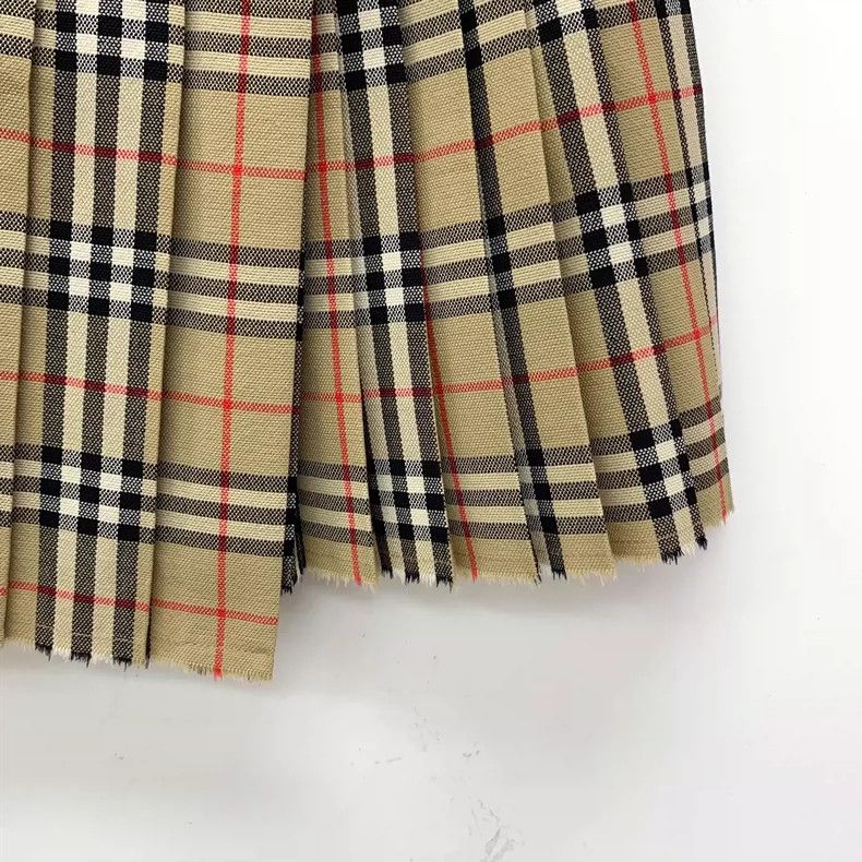 Burberry Burberry Classic Check Pleated Skirt in Brown Size 40" / US 18 - 4 Thumbnail