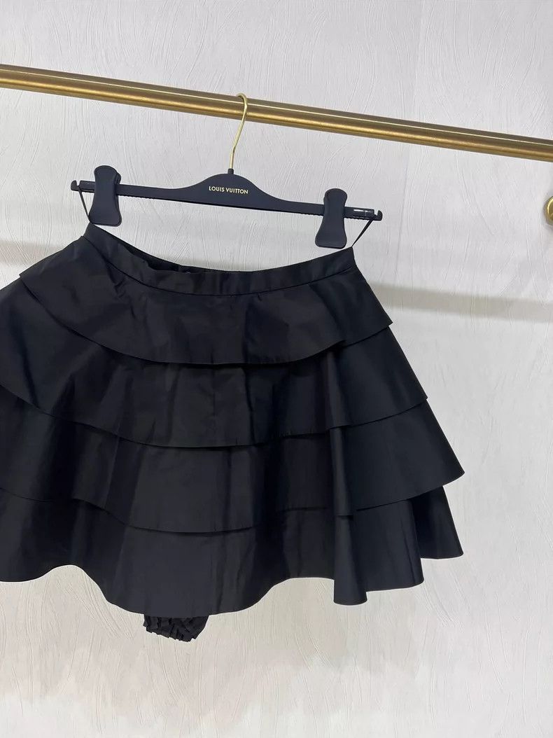 Louis Vuitton Black Ruffled Skirt with Pleated Design Size 36" / US 14 / IT 50 - 3 Thumbnail