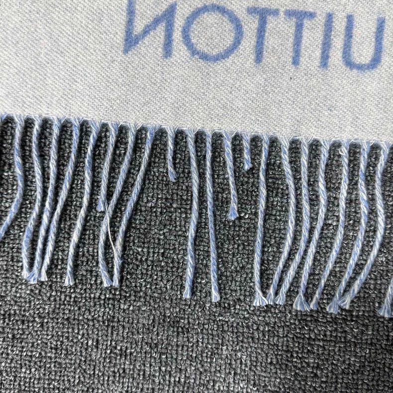 Louis Vuitton Blue and White Cashmere Scarf by Louis Vuitton Size ONE SIZE - 3 Thumbnail