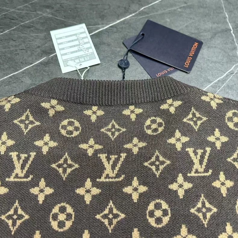 Louis Vuitton Louis Vuitton Graffiti Box Sweater M Size Size US M / EU 48-50 / 2 - 3 Thumbnail