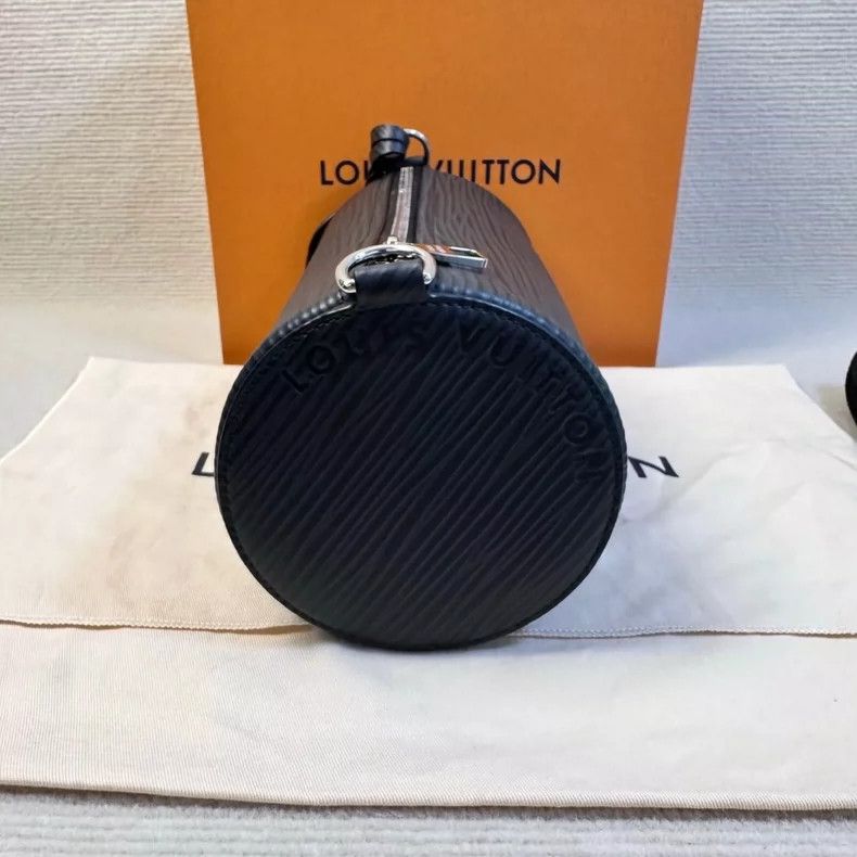 Louis Vuitton New LV Black Leather Shoulder Crossbody Bag Size ONE SIZE - 4 Thumbnail