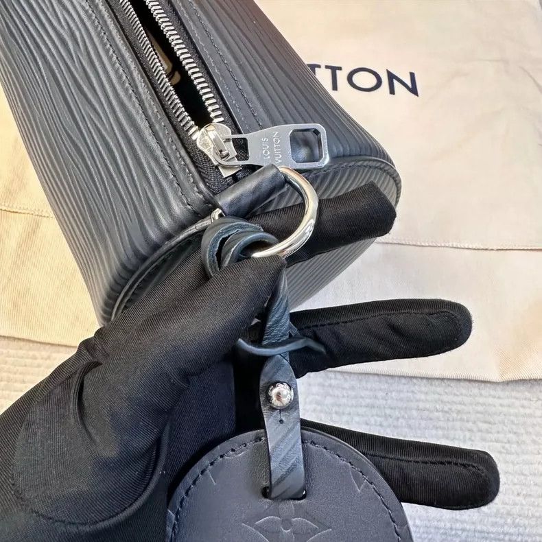 Louis Vuitton New LV Black Leather Shoulder Crossbody Bag Size ONE SIZE - 6 Thumbnail