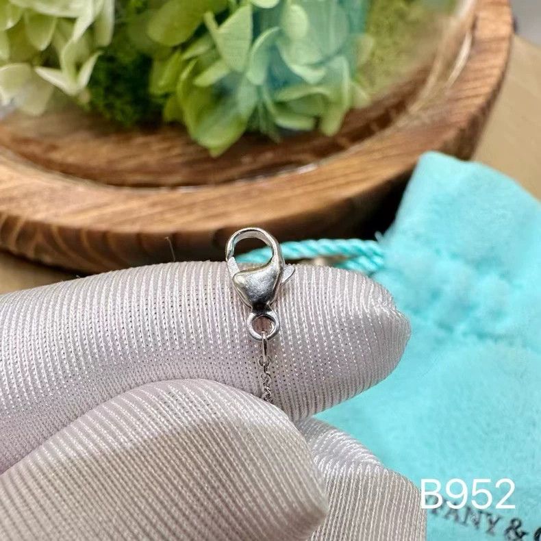Tiffany & Co. Tiffany Heart Bracelet with Three Diamonds Size ONE SIZE - 6 Thumbnail