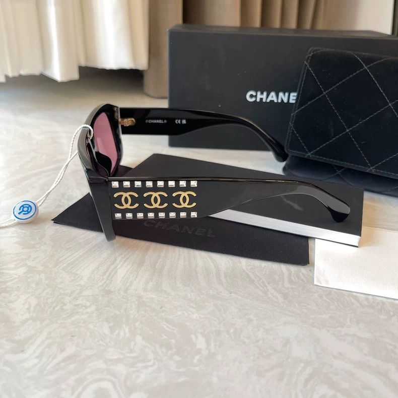 Chanel CHANEL Sunglasses with Diamond-Studded Legs Size ONE SIZE - 2 Thumbnail