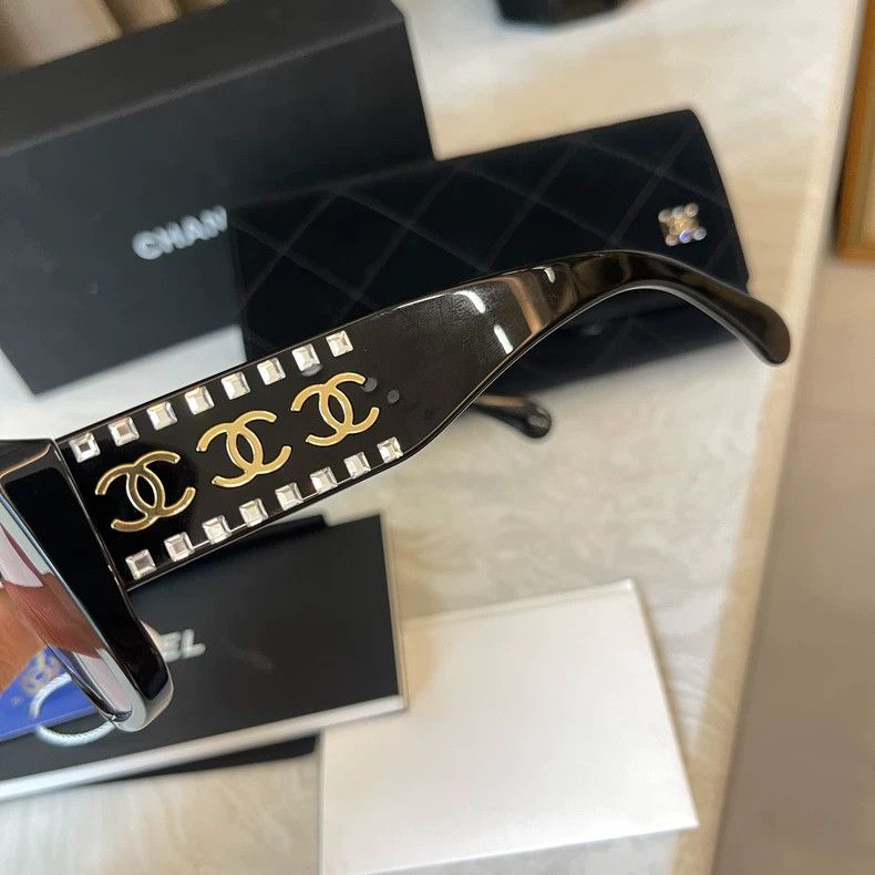 Chanel CHANEL Sunglasses with Diamond-Studded Legs Size ONE SIZE - 4 Thumbnail