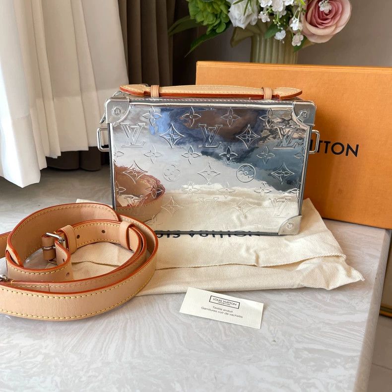 Louis Vuitton LV Silver Patent Leather Handbag with Strap Size ONE SIZE - 4 Thumbnail
