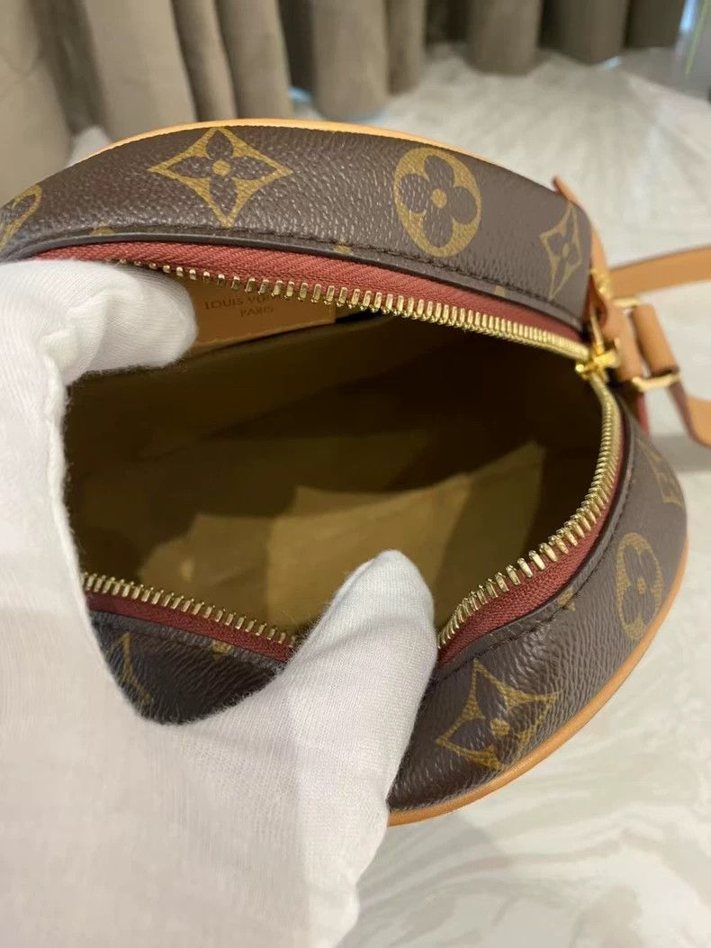 Louis Vuitton LV Monogram Round Small Bag with Dust Bag Size ONE SIZE - 6 Thumbnail