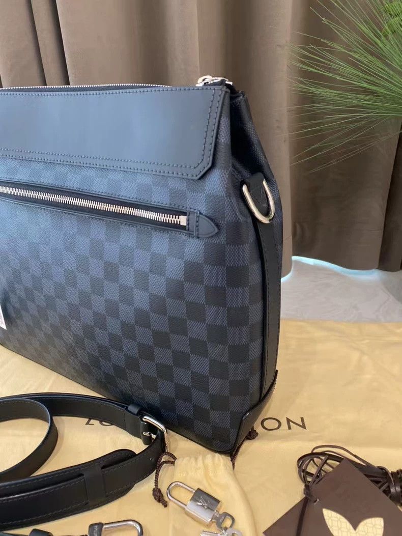 Louis Vuitton Men's Checkered Shoulder Crossbody Bag Size ONE SIZE - 4 Thumbnail