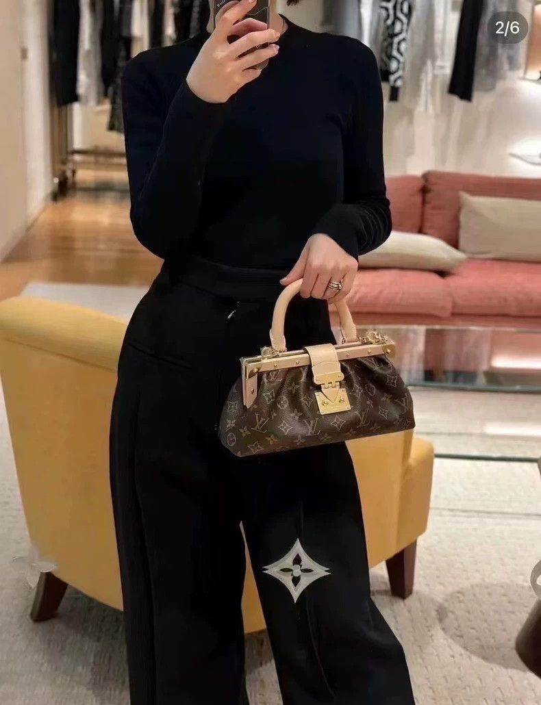 Louis Vuitton Louis Vuitton Cloud Clutch Handbag with Box Size ONE SIZE - 7 Thumbnail