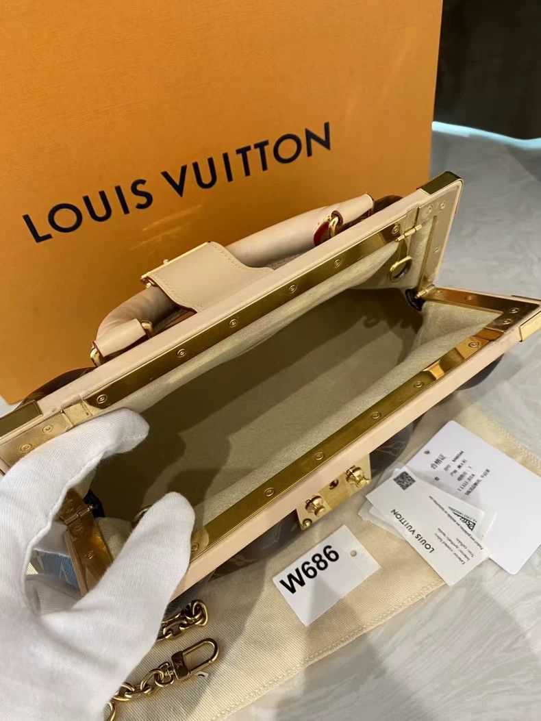 Louis Vuitton Louis Vuitton Cloud Clutch Handbag with Box Size ONE SIZE - 6 Thumbnail