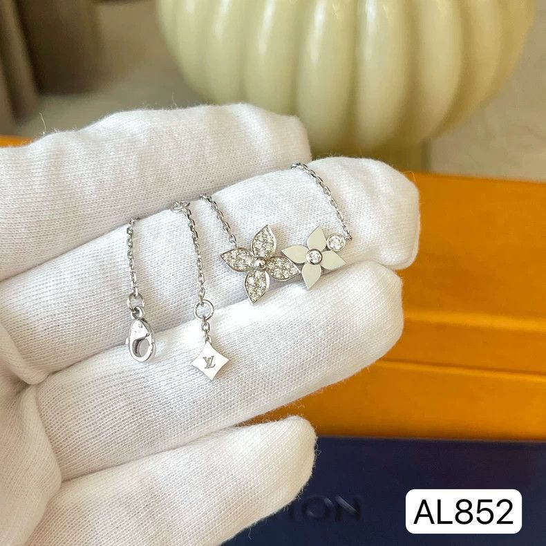 Louis Vuitton Louis Vuitton 18K White Gold Necklace Size ONE SIZE - 8 Thumbnail
