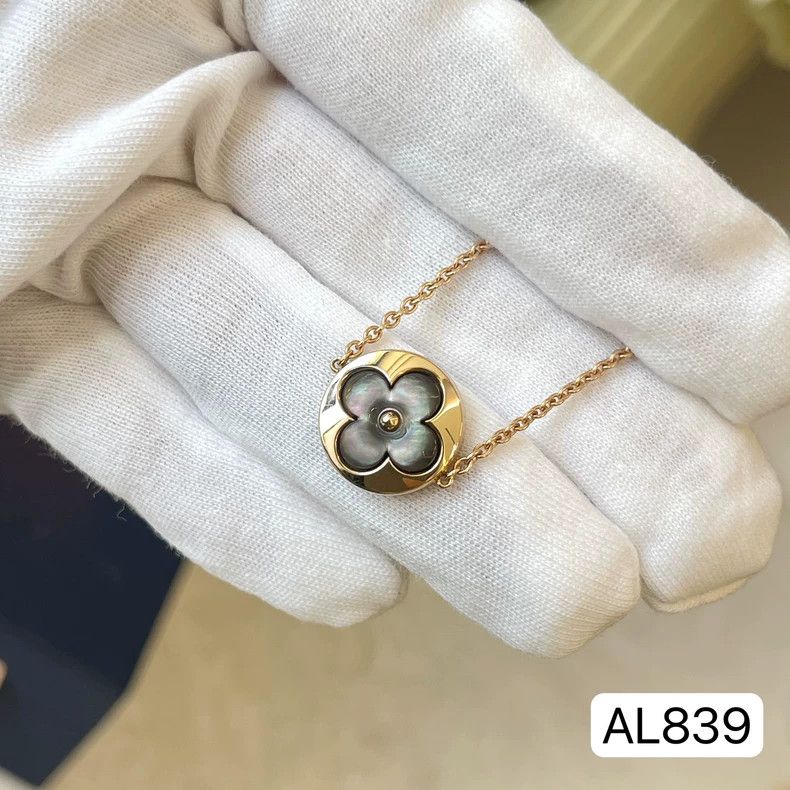 Louis Vuitton Louis Vuitton Blossom Bracelet in Rose Gold Size ONE SIZE - 4 Thumbnail