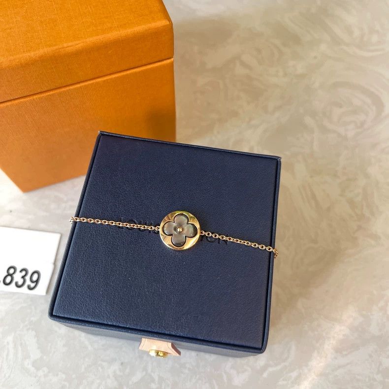 Louis Vuitton Louis Vuitton Blossom Bracelet in Rose Gold Size ONE SIZE - 3 Thumbnail