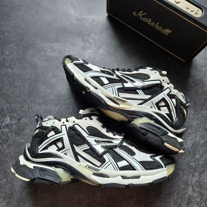 Balenciaga Balenciaga Runner Black and White Sneakers Size US 10 / EU 43 - 4 Thumbnail