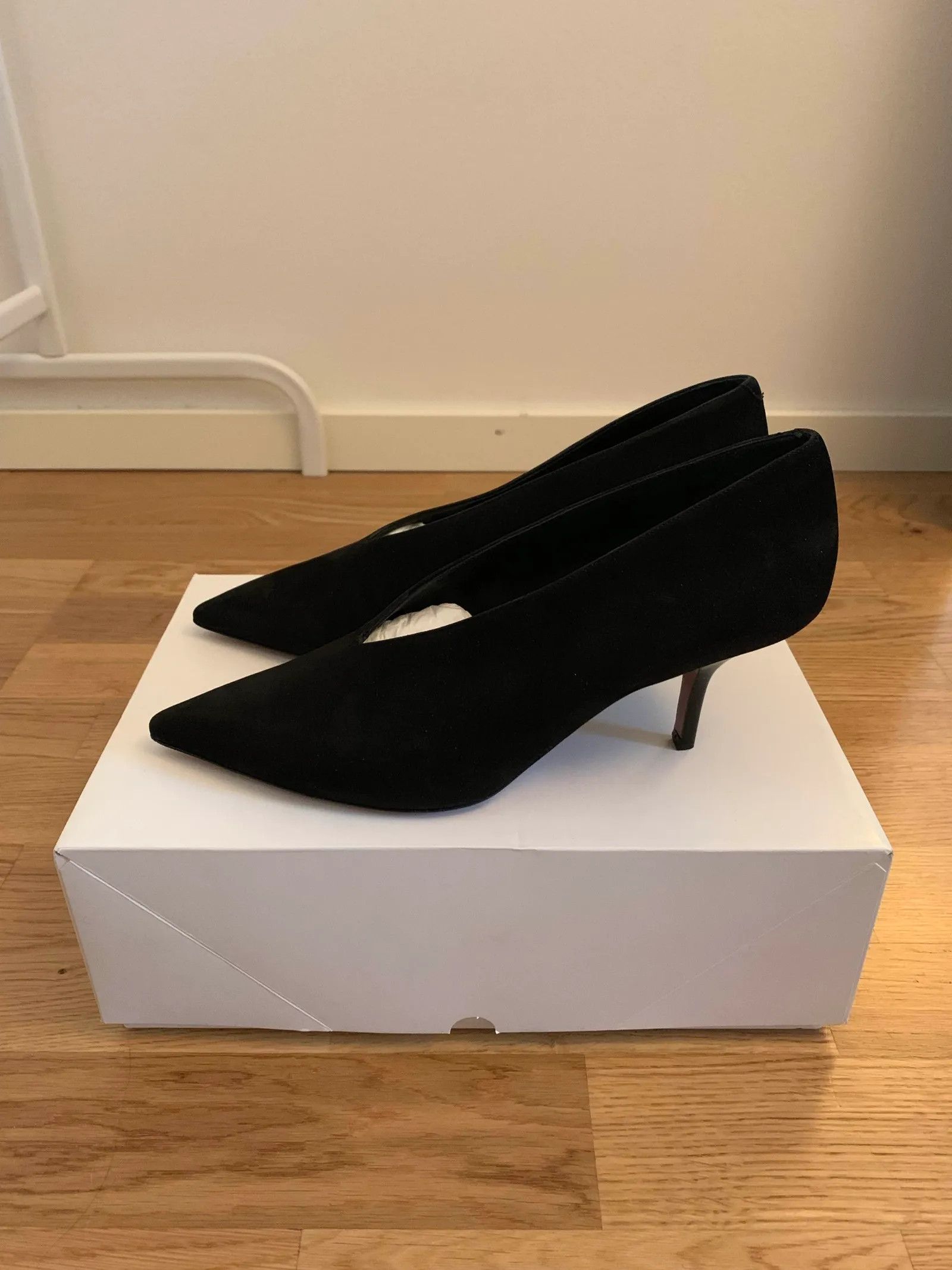 Celine Céline V-neck pump Heels Size US 7 / IT 37 - 3 Thumbnail
