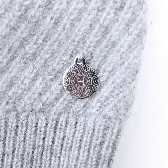 Hermes Hermes Hermes H Logo Charm 100% Cashmere Sweater Natural Material Tops DUTY FREE for USA Size ONE SIZE - 3 Thumbnail