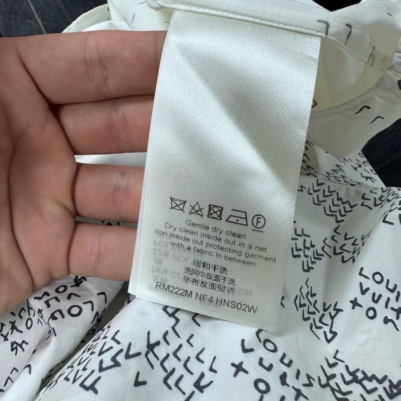Louis Vuitton Louis Vuitton Long Sleeve Logo Shirt Size US S / EU 44-46 / 1 - 4 Thumbnail