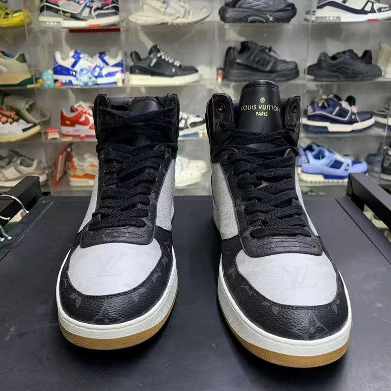 Louis Vuitton Lv Rivoli Sneakers in Very Good Condition Size US 8.5 / EU 41-42 - 2 Thumbnail