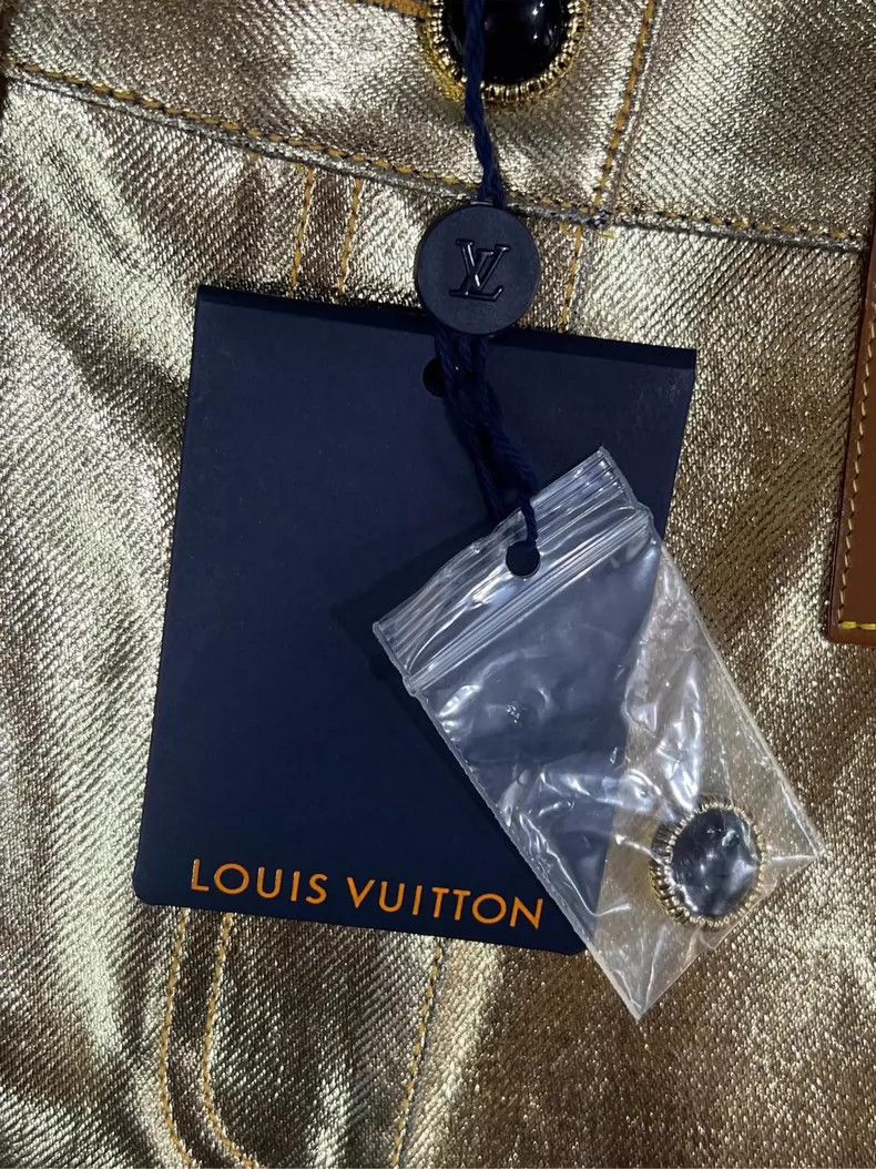 Louis Vuitton Louis Vuitton Golden Metallic Shorts Size 40 Size 40" / US 18 - 4 Thumbnail