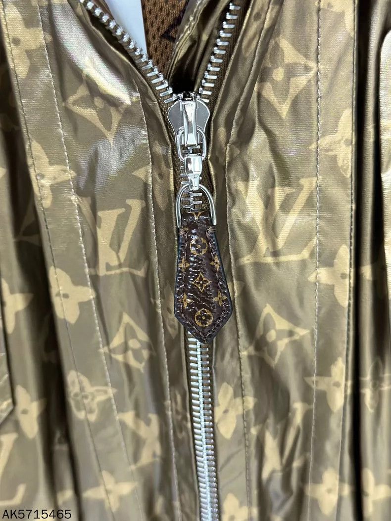 Louis Vuitton Metallic Hooded Windbreaker from Louis Vuitton Size XS / US 0-2 / IT 36-38 - 6 Thumbnail
