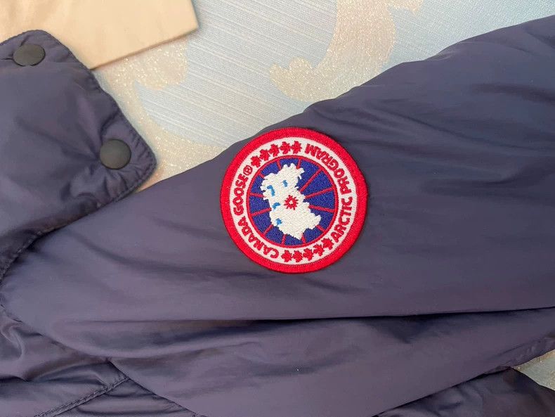 Canada Goose Women's Down Jacket with Hood Size M Size M / US 6-8 / IT 42-44 - 3 Thumbnail