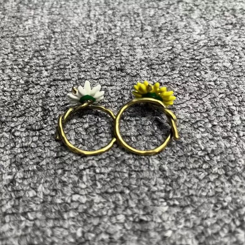 Louis Vuitton Louis Vuitton Daisy Flower Ring Set Size ONE SIZE - 3 Thumbnail