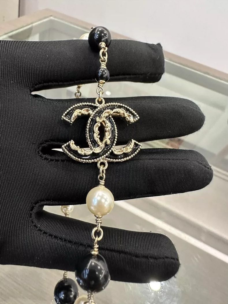 Chanel Chanel Black and White Panda Pearl Necklace Size ONE SIZE - 6 Thumbnail