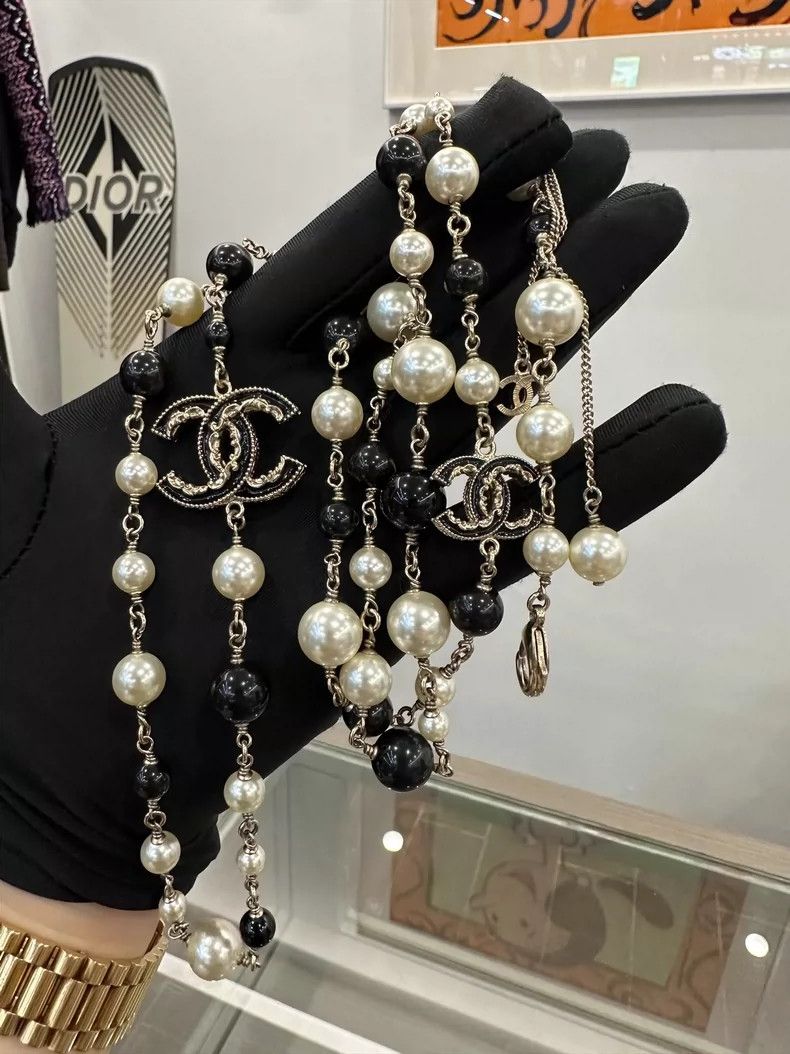 Chanel Chanel Black and White Panda Pearl Necklace Size ONE SIZE - 4 Thumbnail