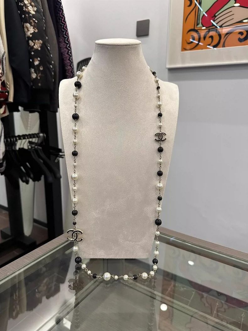 Chanel Chanel Black and White Panda Pearl Necklace Size ONE SIZE - 3 Thumbnail