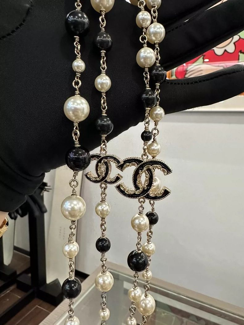 Chanel Chanel Black and White Panda Pearl Necklace Size ONE SIZE - 5 Thumbnail