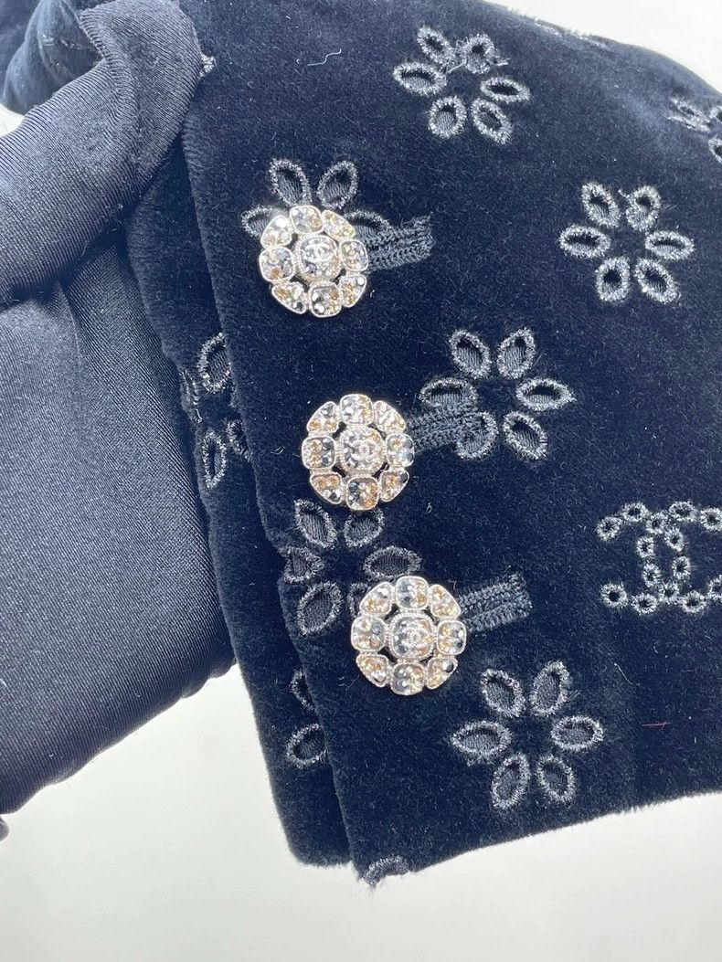 Chanel Chanel Velvet Flower Button Jacket Size XS / US 0-2 / IT 36-38 - 5 Thumbnail