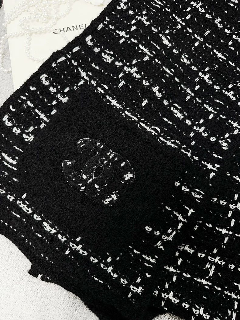 Chanel Chanel Black Check Pattern Knit Cashmere Scarf Size ONE SIZE - 3 Thumbnail