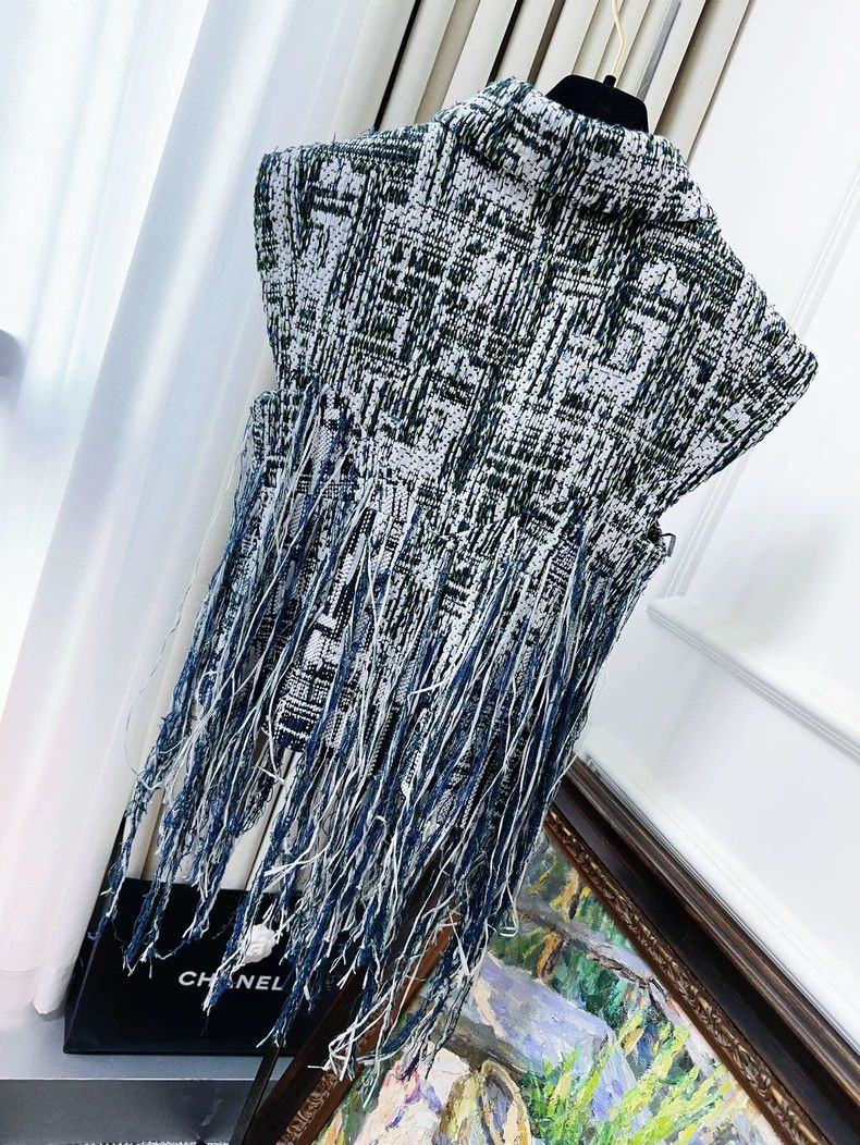 Chanel Chanel Fringed Tweed Vest in Green and Blue Size M / US 6-8 / IT 42-44 - 2 Thumbnail