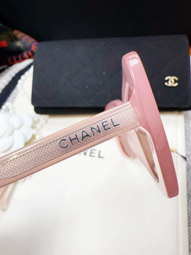 Chanel Pink Jelly Logo Sunglasses from Chanel Size ONE SIZE - 7 Thumbnail