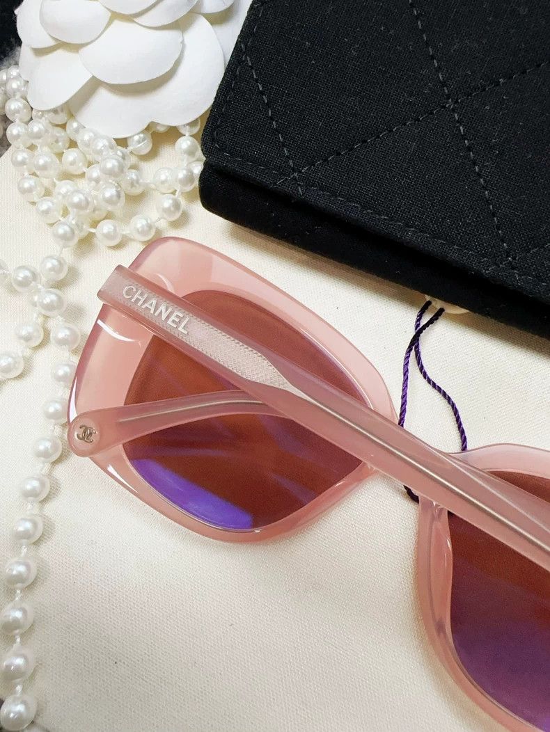 Chanel Pink Jelly Logo Sunglasses from Chanel Size ONE SIZE - 4 Thumbnail