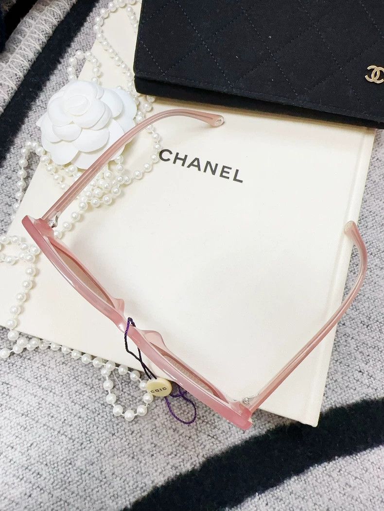 Chanel Pink Jelly Logo Sunglasses from Chanel Size ONE SIZE - 5 Thumbnail