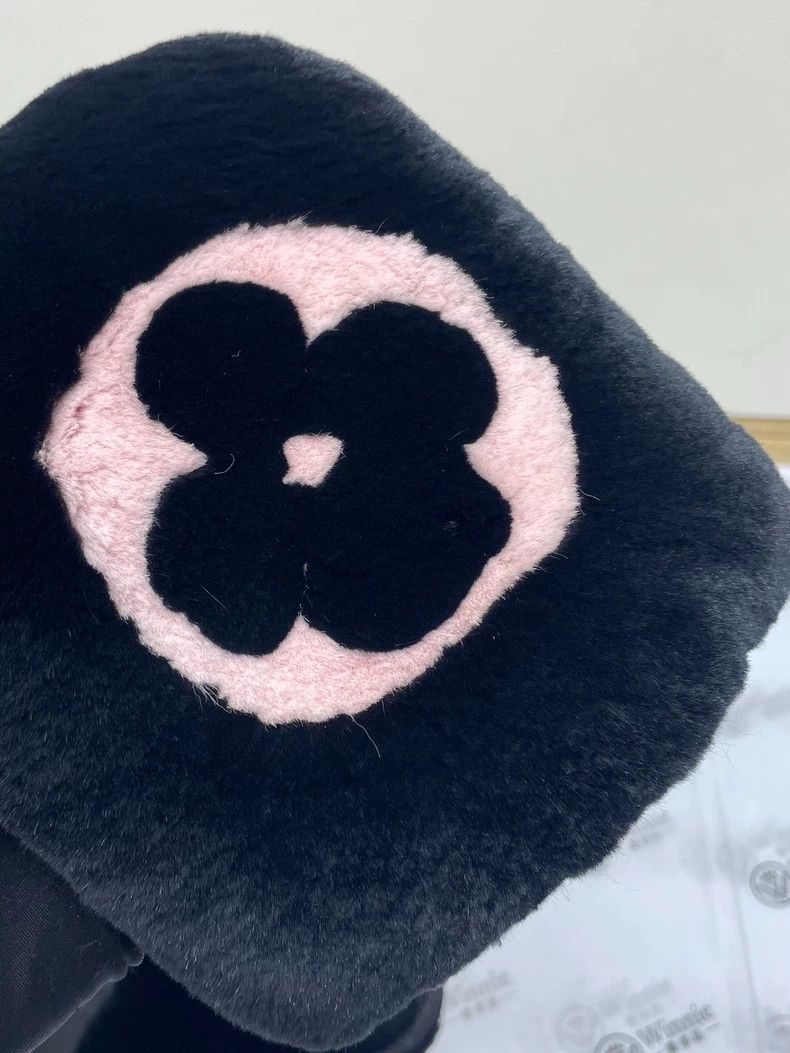 Louis Vuitton LV Black Pink Logo Fur Scarf Size ONE SIZE - 7 Thumbnail