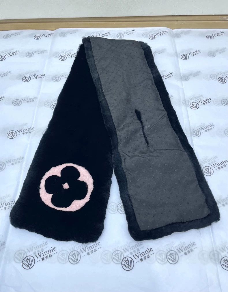 Louis Vuitton LV Black Pink Logo Fur Scarf Size ONE SIZE - 3 Thumbnail