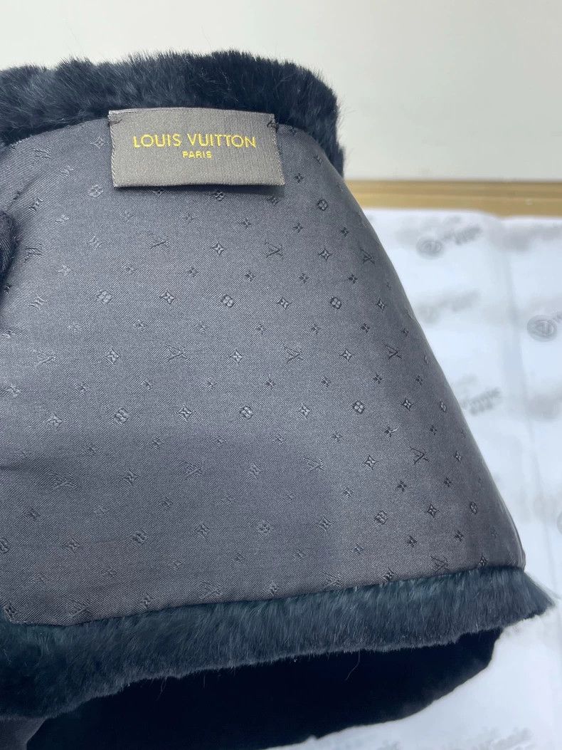 Louis Vuitton LV Black Pink Logo Fur Scarf Size ONE SIZE - 4 Thumbnail