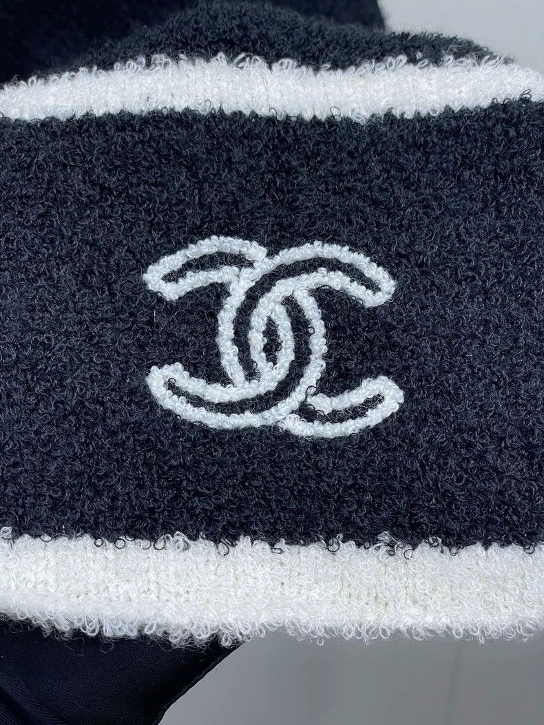 Chanel Chanel Panda Color Double C Knit Scarf Size ONE SIZE - 3 Thumbnail