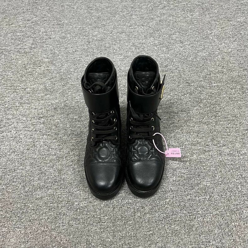 Louis Vuitton Louis Vuitton Black Gold Logo Ankle Boots Size US 6 / IT 36 - 2 Thumbnail