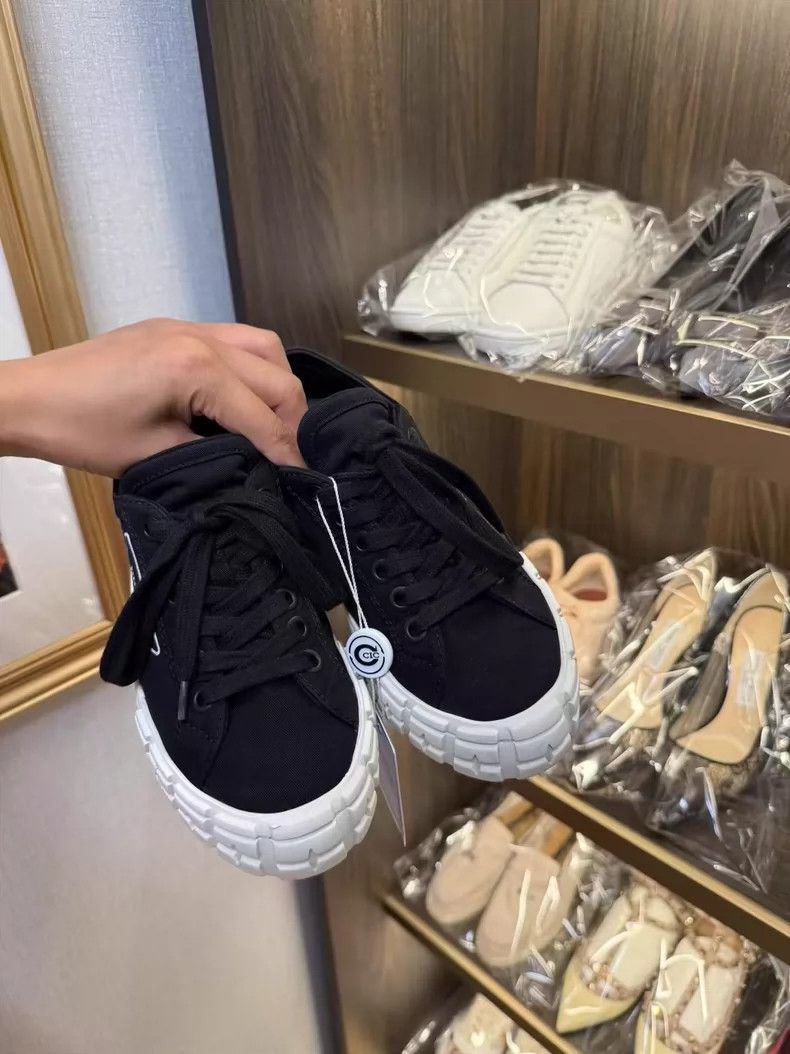 Prada Prada Sneakers in Size 36 for Sale Size US 6 / IT 36 - 2 Thumbnail