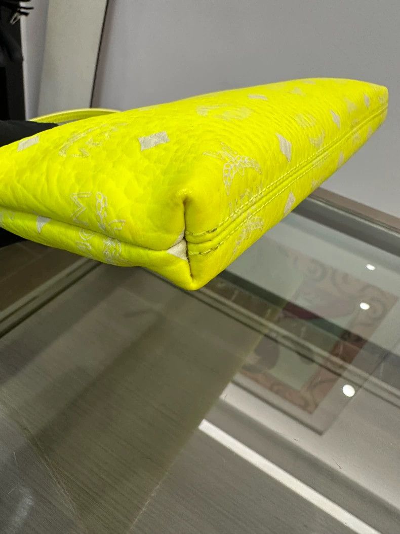 MCM MCM Classic Neon Yellow Shoulder Bag 28cm Size ONE SIZE - 5 Thumbnail