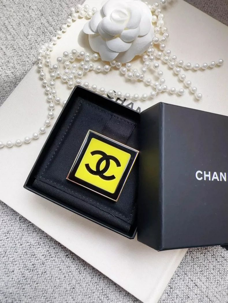 Chanel Chanel Yellow and Black Acrylic Brooch Size ONE SIZE - 4 Thumbnail
