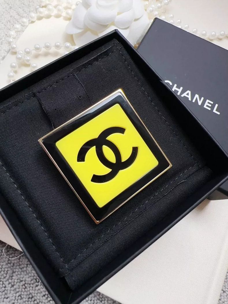 Chanel Chanel Yellow and Black Acrylic Brooch Size ONE SIZE - 3 Thumbnail