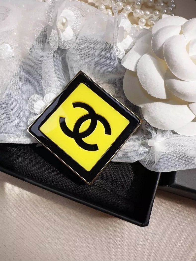 Chanel Chanel Yellow and Black Acrylic Brooch Size ONE SIZE - 5 Thumbnail