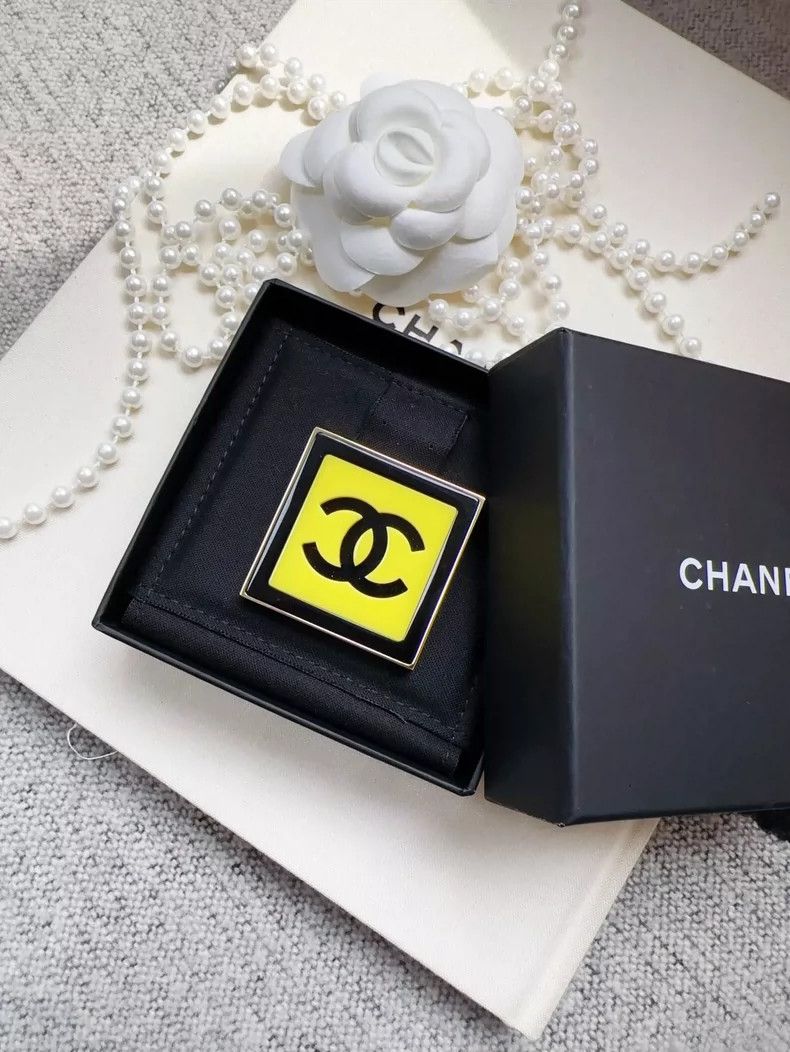 Chanel Chanel Yellow and Black Acrylic Brooch Size ONE SIZE - 2 Thumbnail