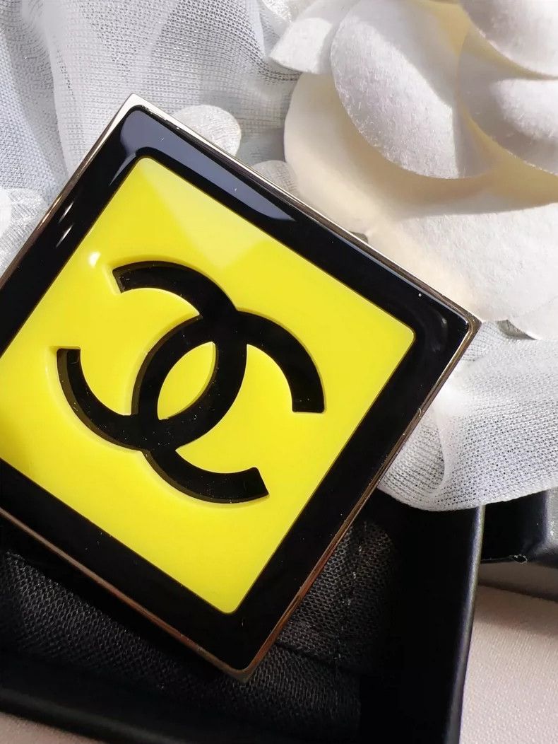 Chanel Chanel Yellow and Black Acrylic Brooch Size ONE SIZE - 7 Thumbnail