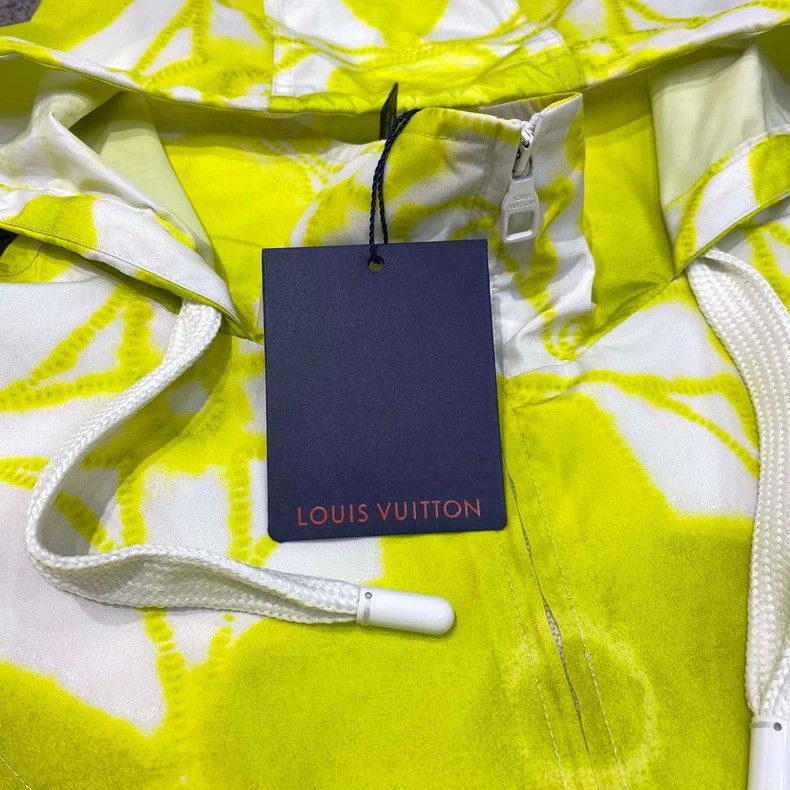 Louis Vuitton Louis Vuitton Yellow Print Rain Jacket Size XL / US 12-14 / IT 48-50 - 3 Thumbnail